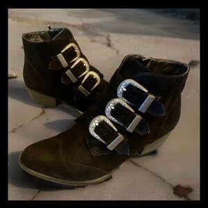 Woman’s So stageblack faux suede ankle boots three straps/buckles side zips Sz 8